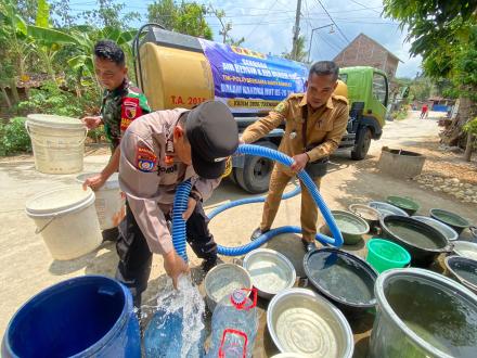 SERBUAN AIR BERSIH HUT ke-79 TNI KE DESA NGENTRONG